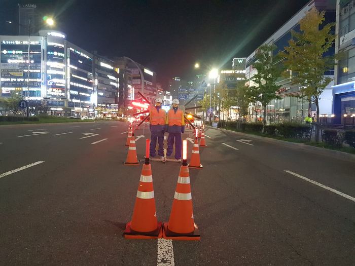 야간 도로차단 · 교통통제 현장